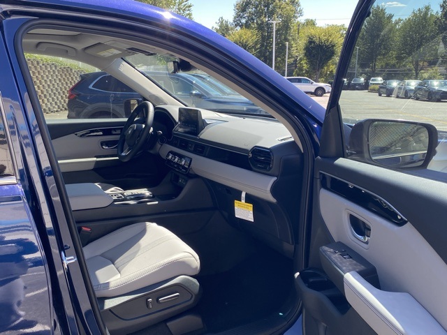 new 2025 Honda Pilot car, priced at $46,954