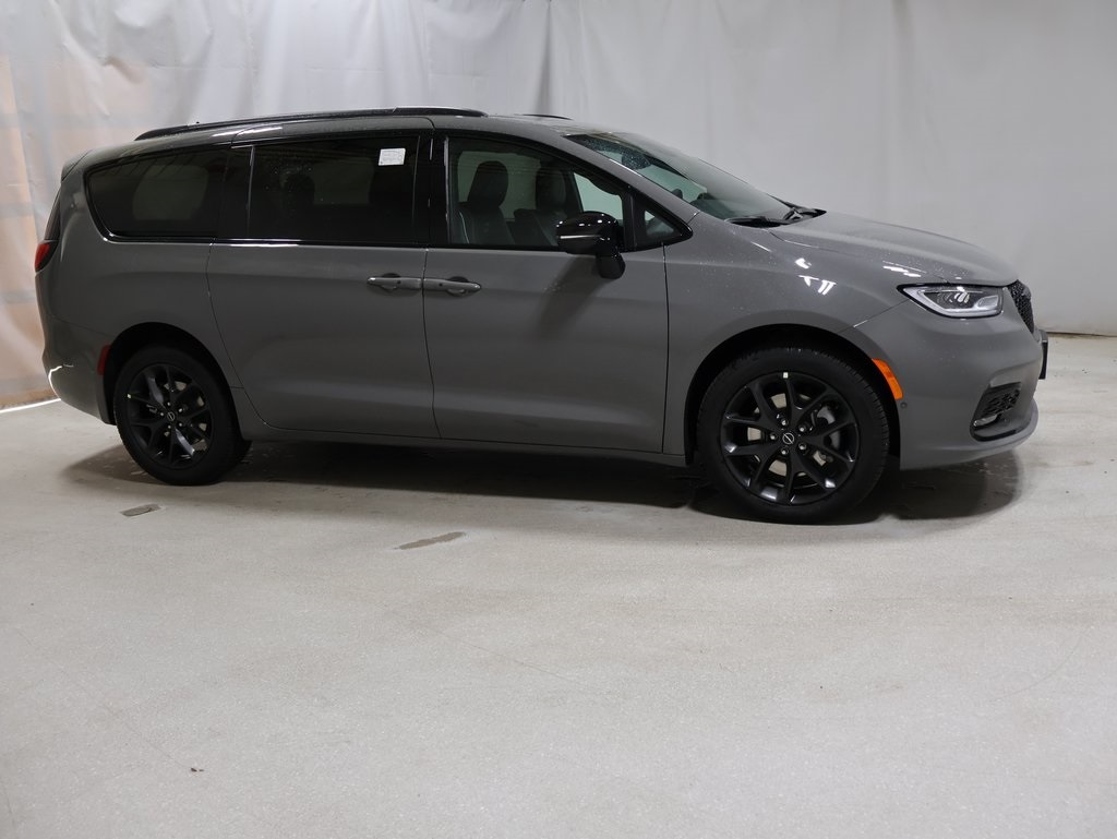 new 2025 Chrysler Pacifica car, priced at $57,379