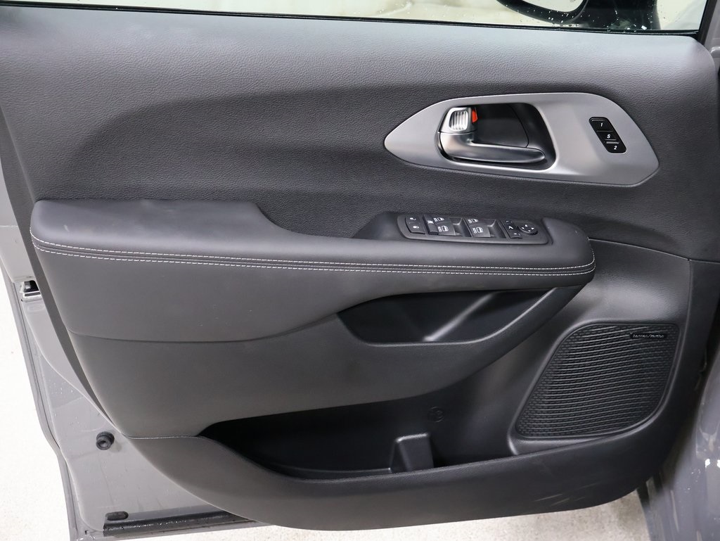 new 2025 Chrysler Pacifica car, priced at $57,379
