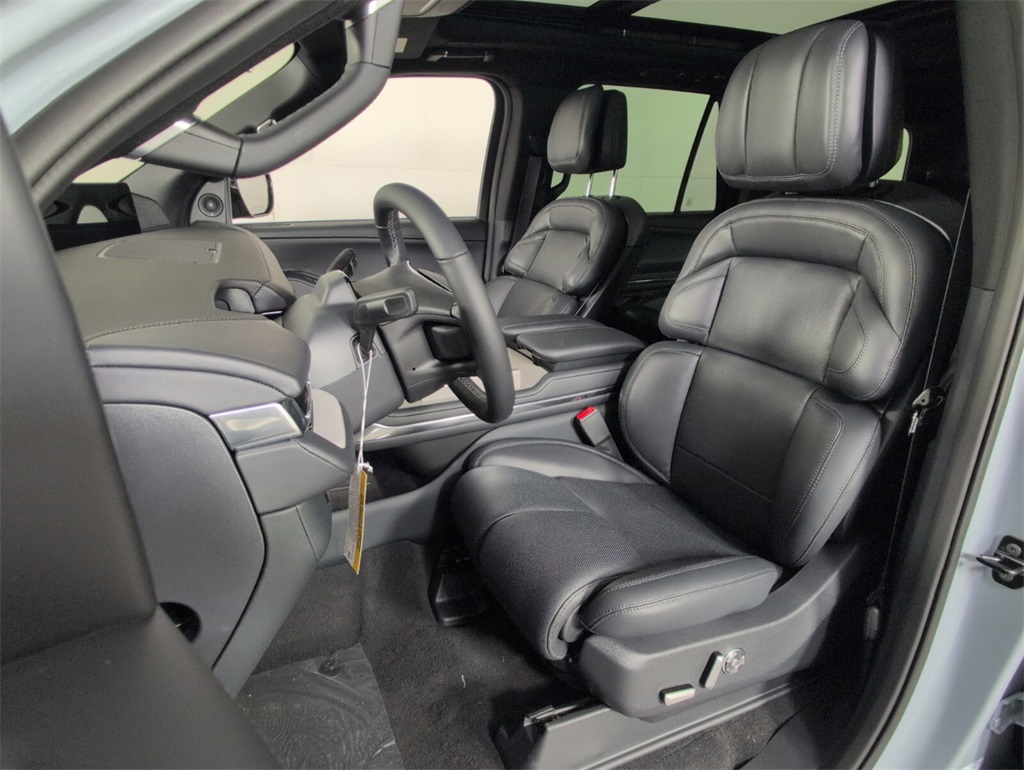 new 2025 Lincoln Navigator car, priced at $103,247