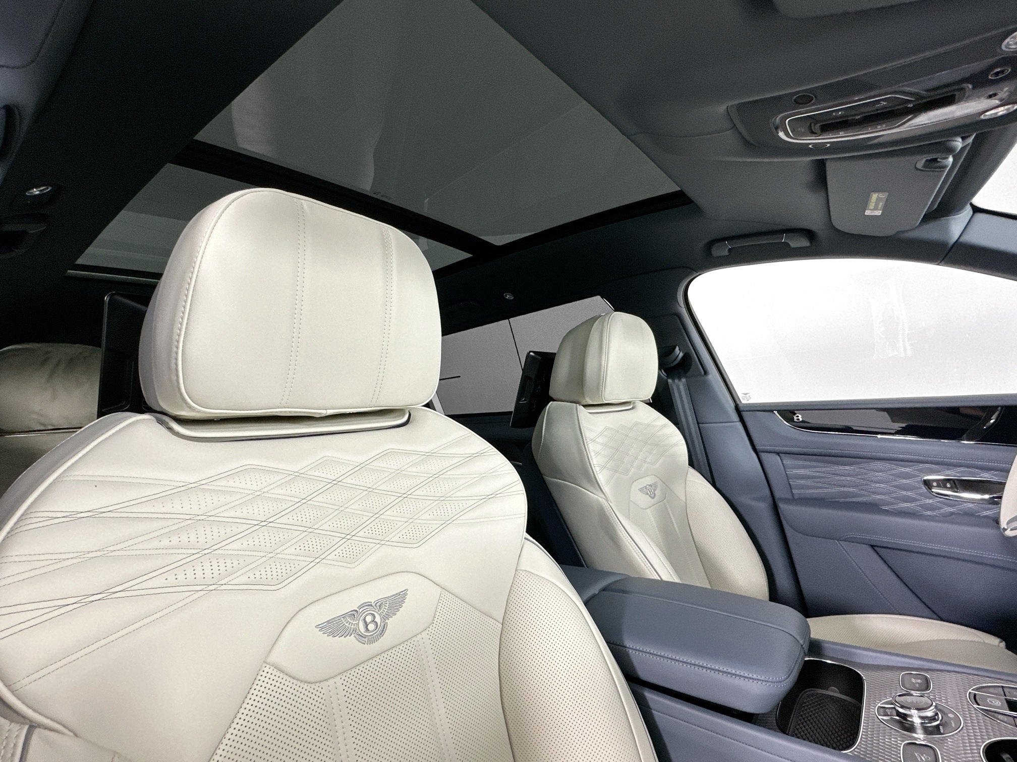 new 2025 Bentley Bentayga EWB car