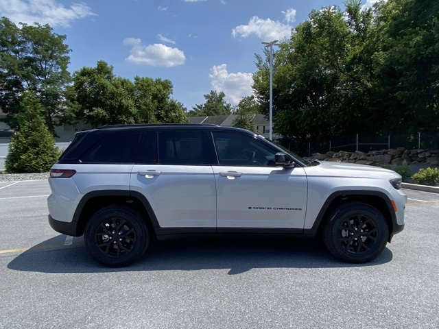 new 2025 Jeep Grand Cherokee car, priced at $36,444
