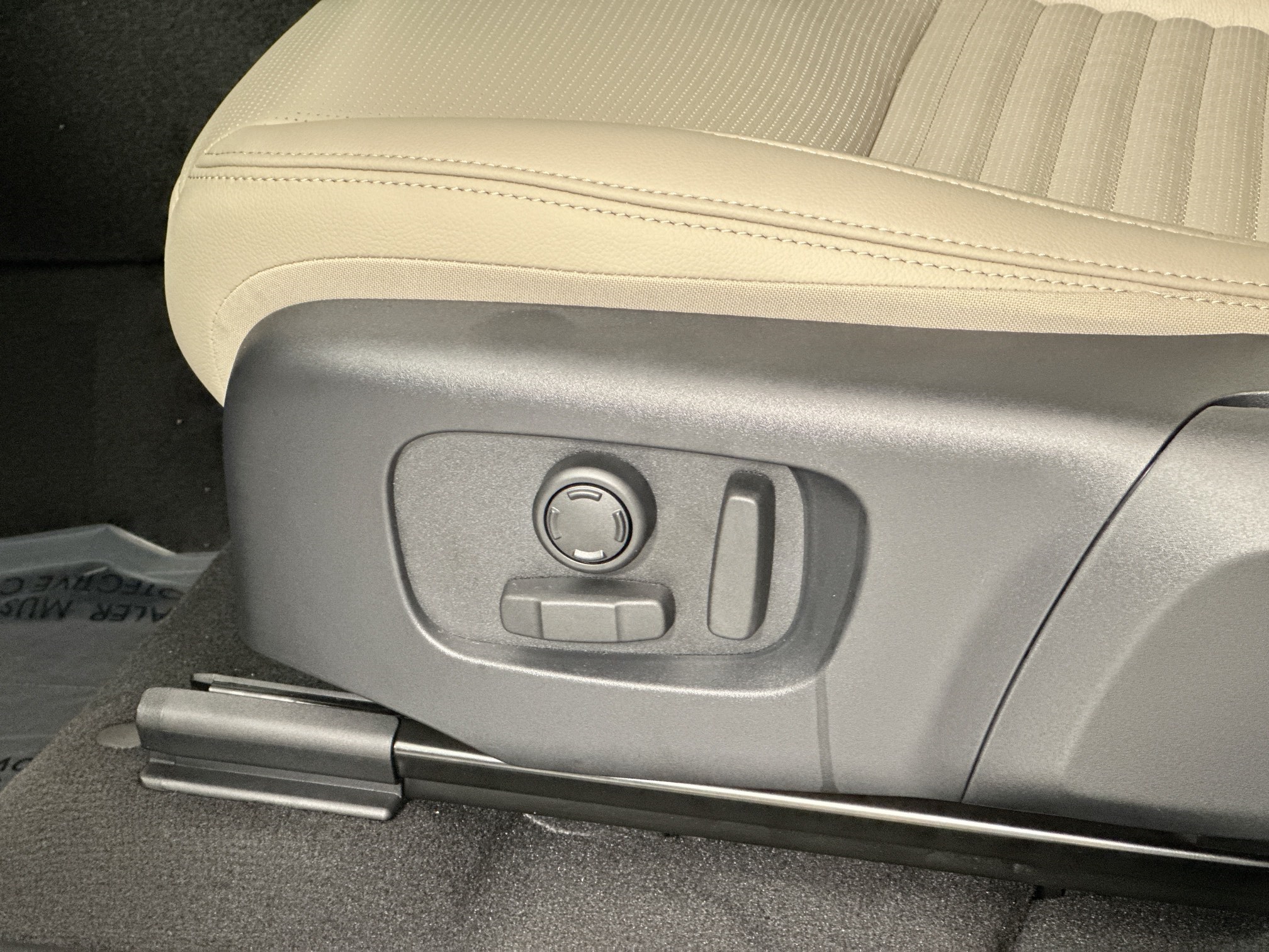 new 2025 Land Rover Discovery Sport car, priced at $52,678