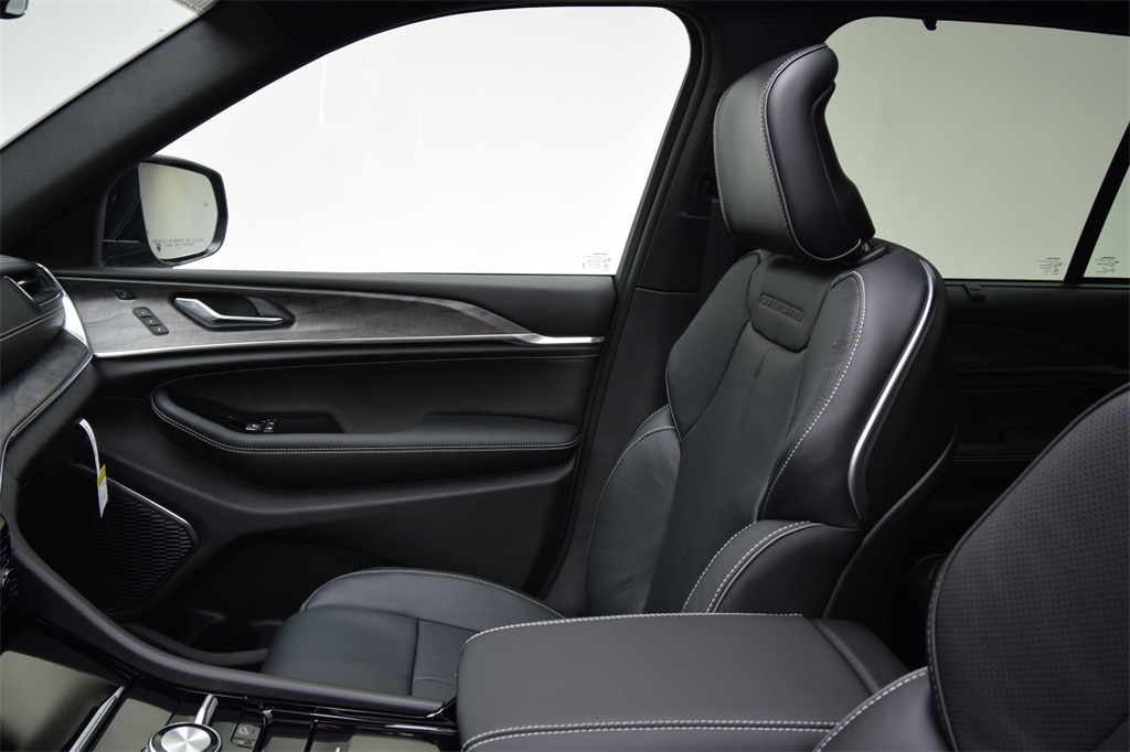 new 2025 Jeep Grand Cherokee car, priced at $57,354