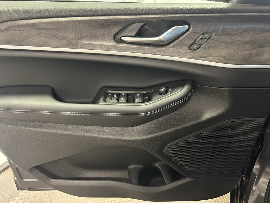 new 2025 Jeep Grand Cherokee car, priced at $51,680