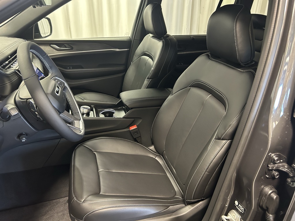 new 2025 Jeep Grand Cherokee car, priced at $51,680