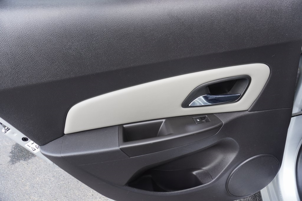 used 2015 Chevrolet Cruze car, priced at $9,500
