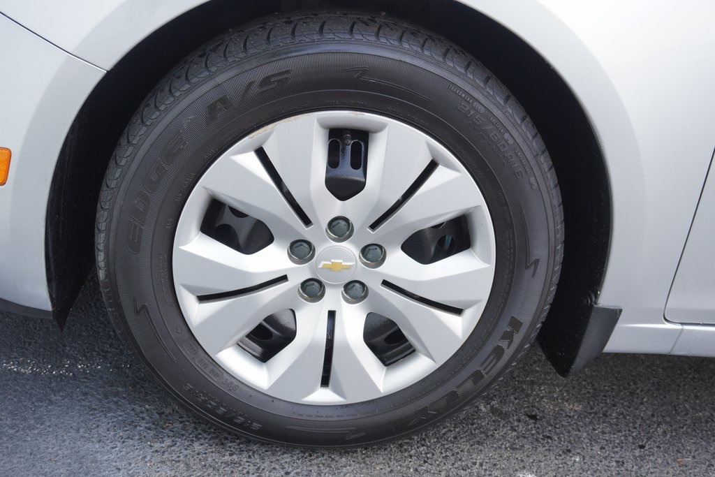 used 2015 Chevrolet Cruze car, priced at $9,500