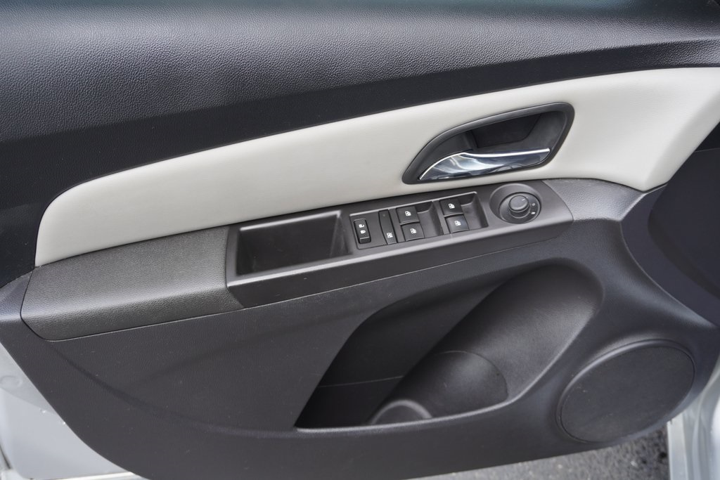 used 2015 Chevrolet Cruze car, priced at $9,500