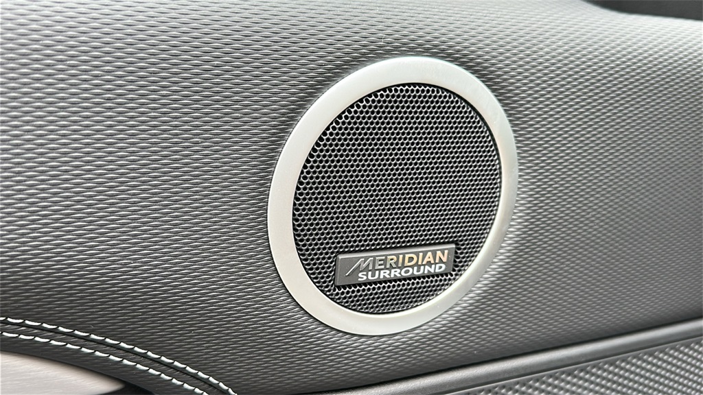 new 2025 Land Rover Discovery car, priced at $82,628