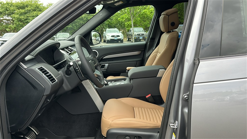 new 2025 Land Rover Discovery car, priced at $82,628