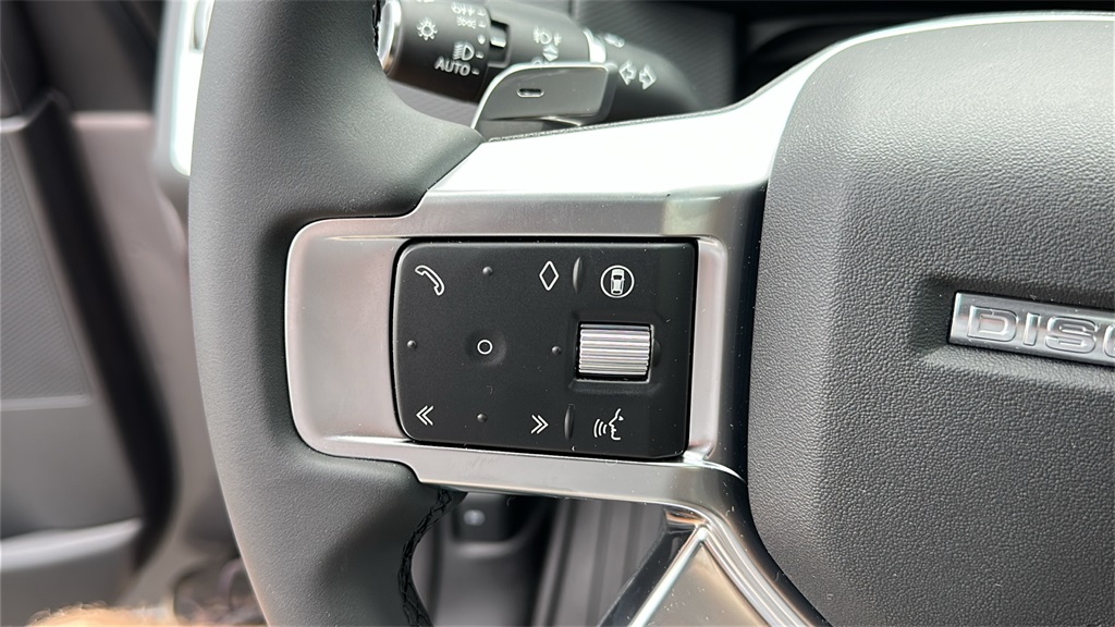 new 2025 Land Rover Discovery car, priced at $82,628