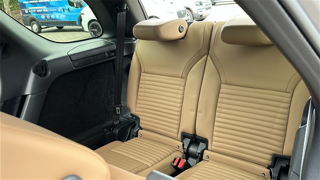 new 2025 Land Rover Discovery car, priced at $82,628