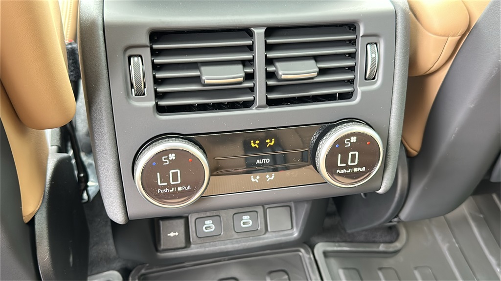 new 2025 Land Rover Discovery car, priced at $82,628