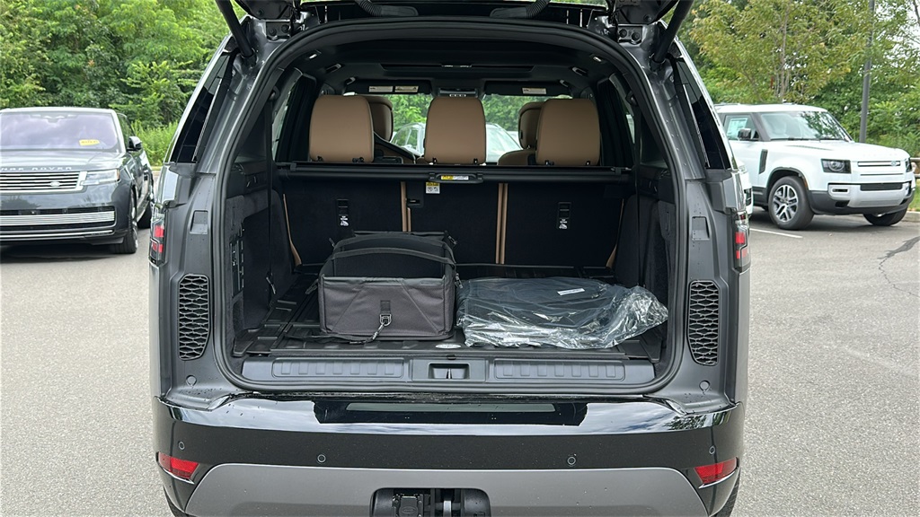 new 2025 Land Rover Discovery car, priced at $82,628