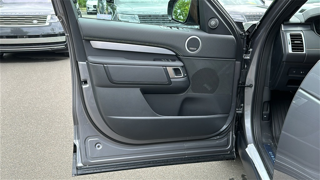 new 2025 Land Rover Discovery car, priced at $82,628