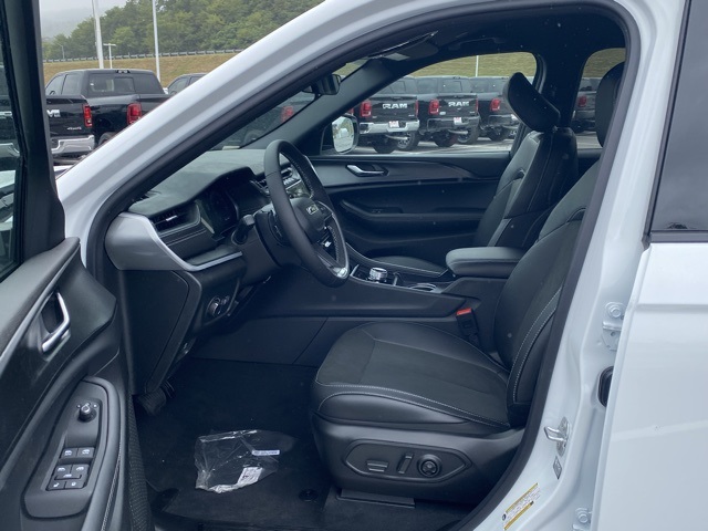 new 2025 Jeep Grand Cherokee L car, priced at $37,289