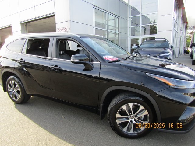 used 2023 Toyota Highlander car, priced at $39,399