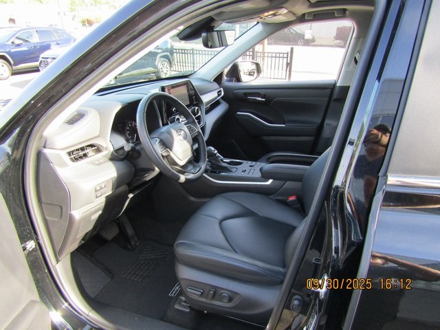 used 2023 Toyota Highlander car, priced at $39,399