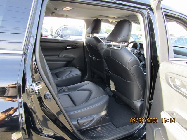used 2023 Toyota Highlander car, priced at $39,399