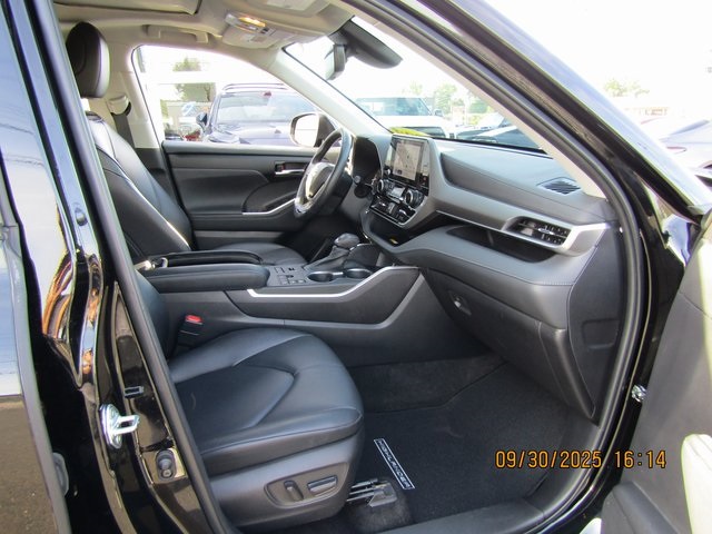 used 2023 Toyota Highlander car, priced at $39,399