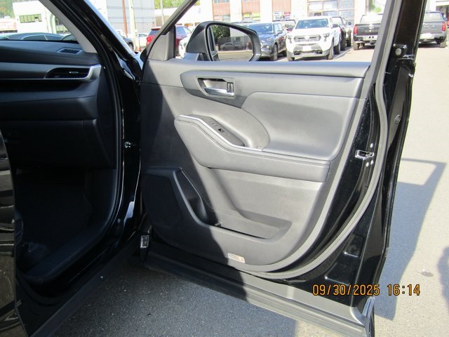 used 2023 Toyota Highlander car, priced at $39,399