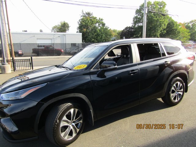used 2023 Toyota Highlander car, priced at $39,399