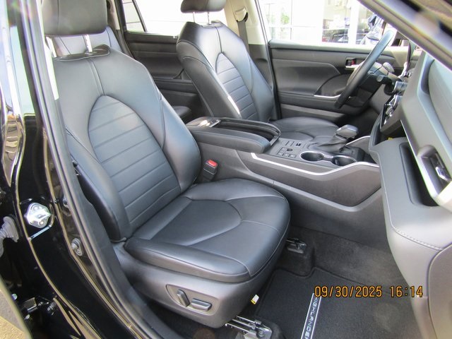 used 2023 Toyota Highlander car, priced at $39,399