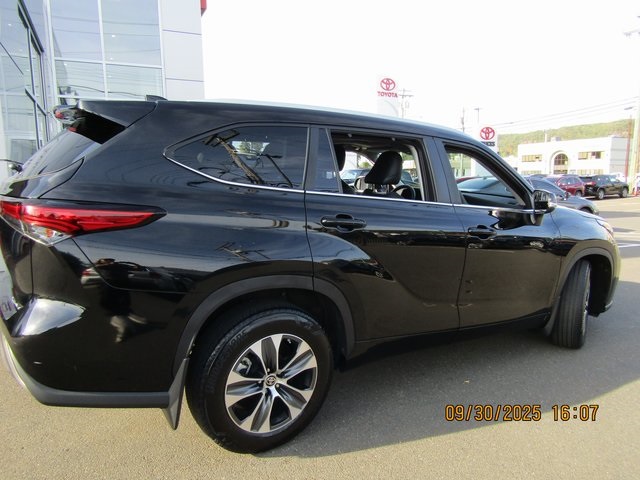 used 2023 Toyota Highlander car, priced at $39,399