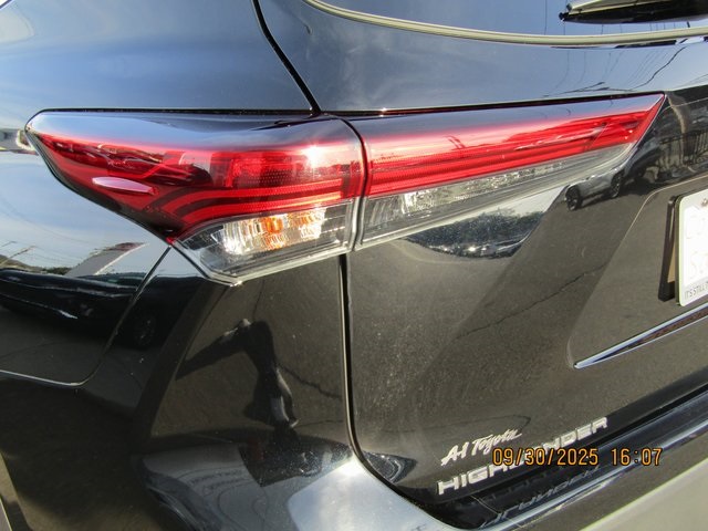 used 2023 Toyota Highlander car, priced at $39,399