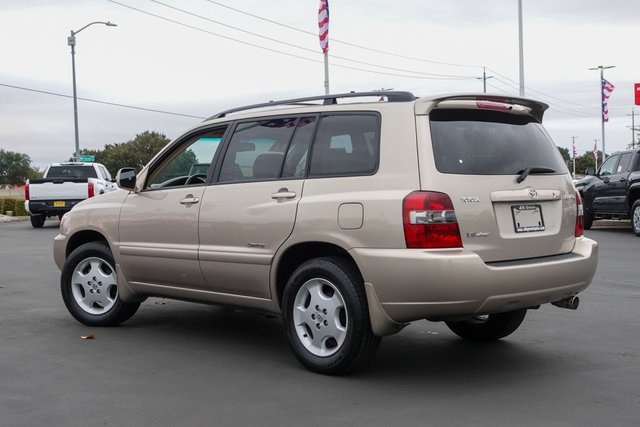 used 2007 Toyota Highlander car, priced at $9,000