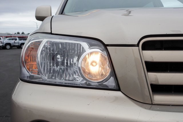used 2007 Toyota Highlander car, priced at $9,000