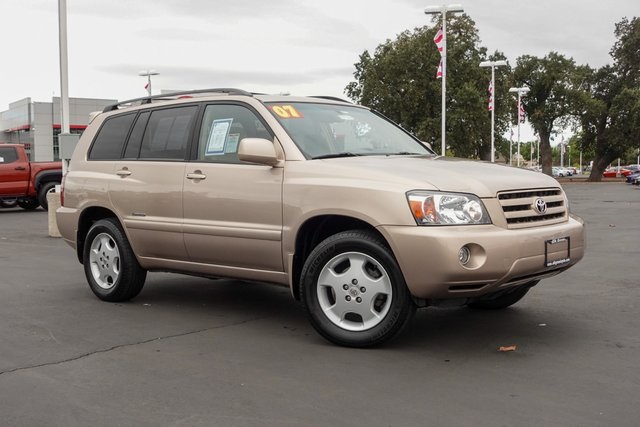 used 2007 Toyota Highlander car, priced at $9,000