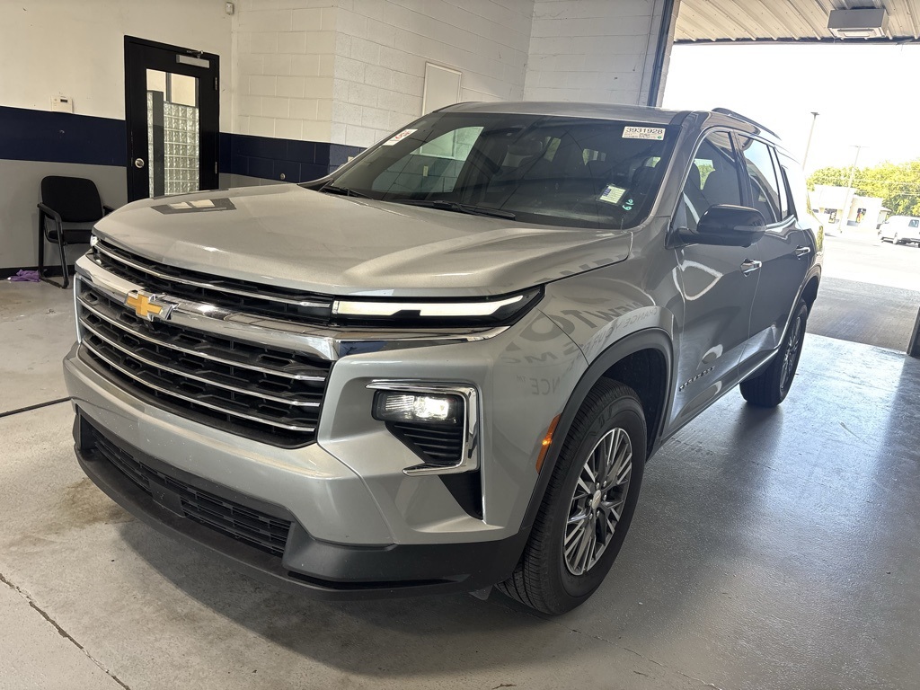 used 2024 Chevrolet Traverse car, priced at $37,842