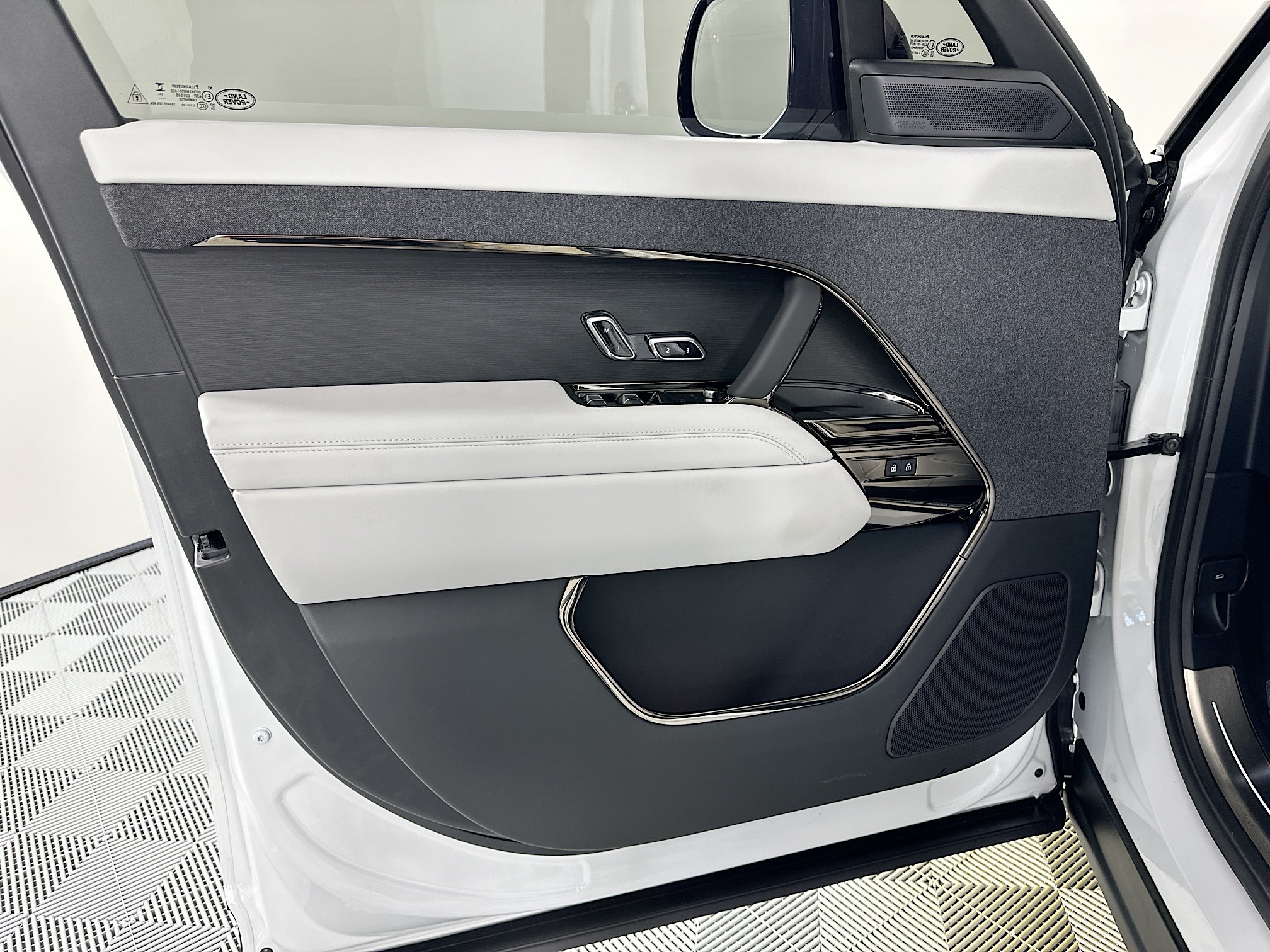 new 2025 Land Rover Range Rover Sport car, priced at $93,625