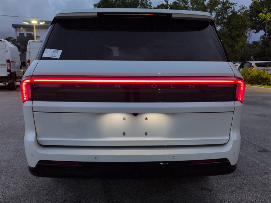 new 2025 Lincoln Navigator car, priced at $102,752