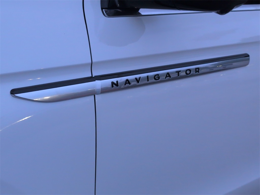 new 2025 Lincoln Navigator car, priced at $102,752
