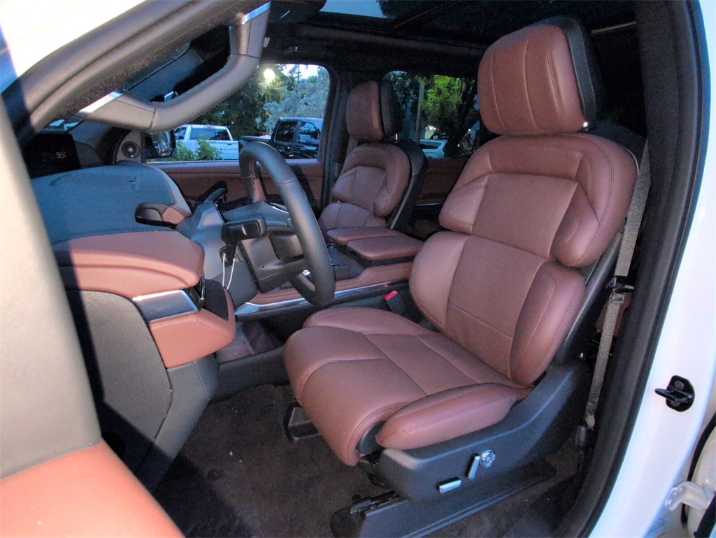 new 2025 Lincoln Navigator car, priced at $102,752