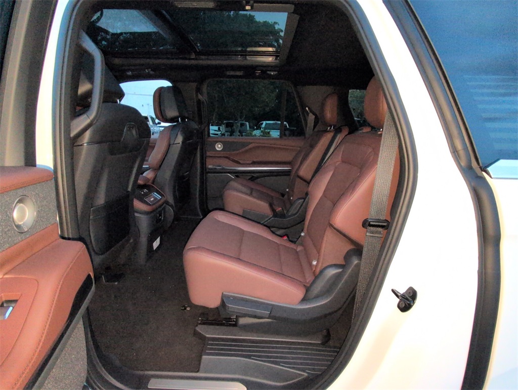 new 2025 Lincoln Navigator car, priced at $102,752