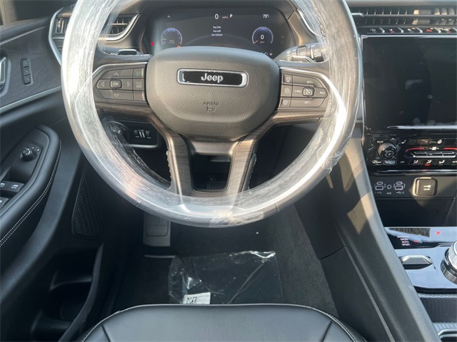 new 2025 Jeep Grand Cherokee car, priced at $40,195