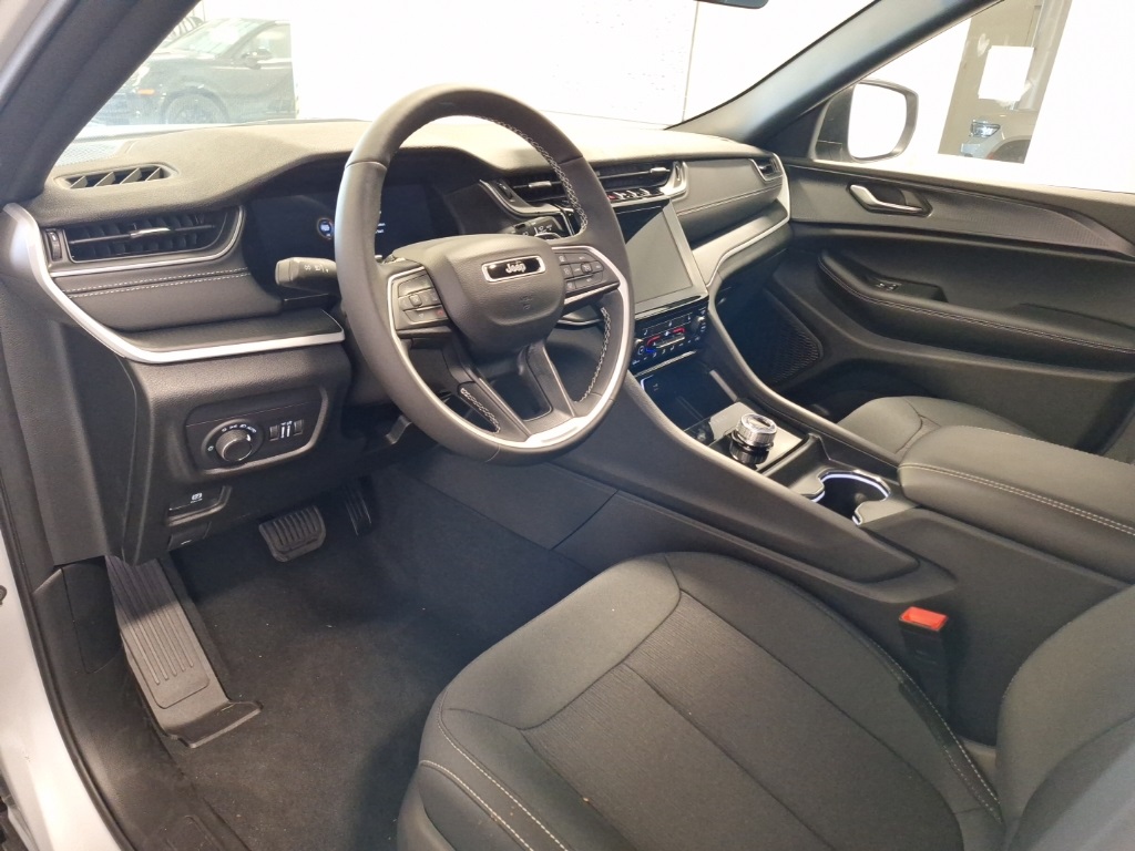 new 2025 Jeep Grand Cherokee car, priced at $41,499