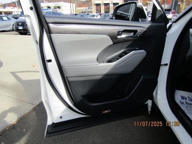 used 2020 Toyota Highlander Hybrid car, priced at $38,999