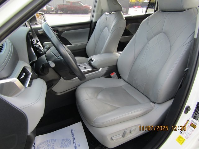 used 2020 Toyota Highlander Hybrid car, priced at $38,999