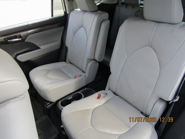 used 2020 Toyota Highlander Hybrid car, priced at $38,999