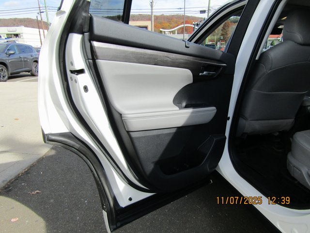 used 2020 Toyota Highlander Hybrid car, priced at $38,999