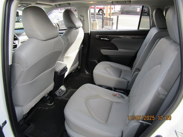 used 2020 Toyota Highlander Hybrid car, priced at $38,999
