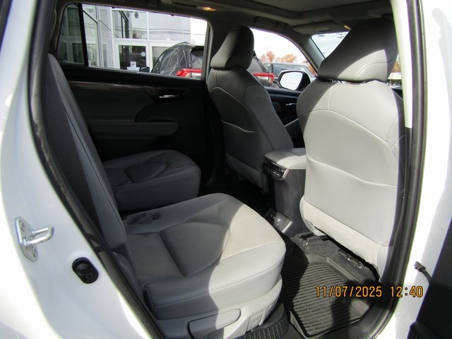 used 2020 Toyota Highlander Hybrid car, priced at $38,999