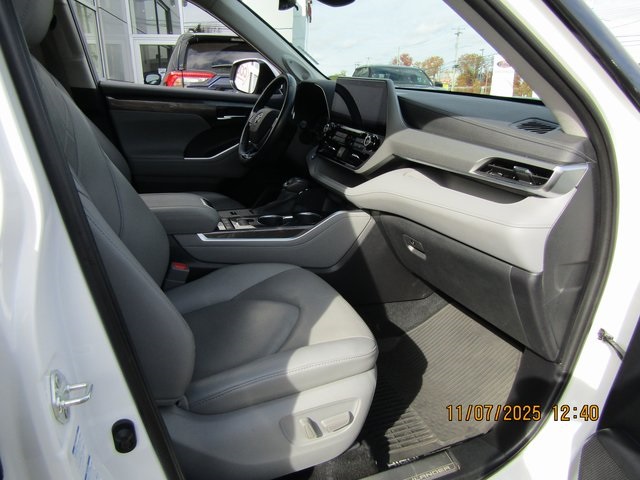 used 2020 Toyota Highlander Hybrid car, priced at $38,999