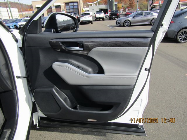 used 2020 Toyota Highlander Hybrid car, priced at $38,999