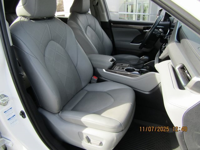 used 2020 Toyota Highlander Hybrid car, priced at $38,999